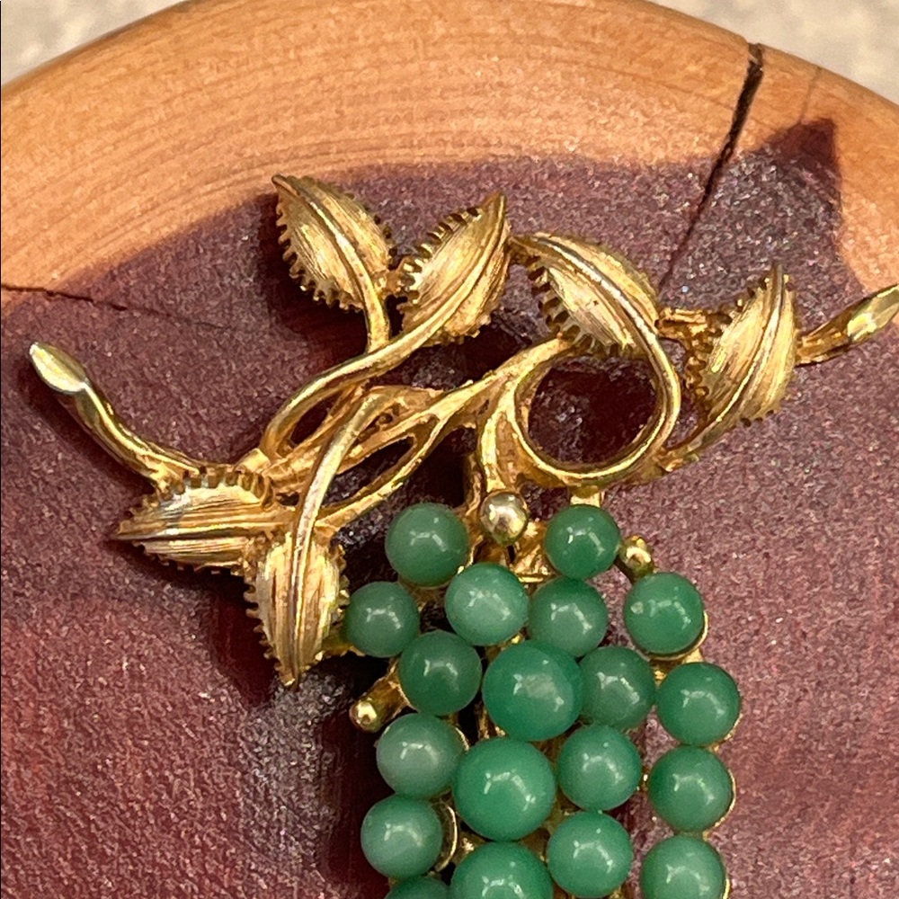 Green stone Grapes Cluster Brooch - Picture 2 of 8